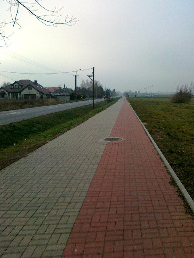 Jak widać był to bardzo lokalny opad śniegu, tutaj, podobnie jak w Warszawie, całkiem sucho