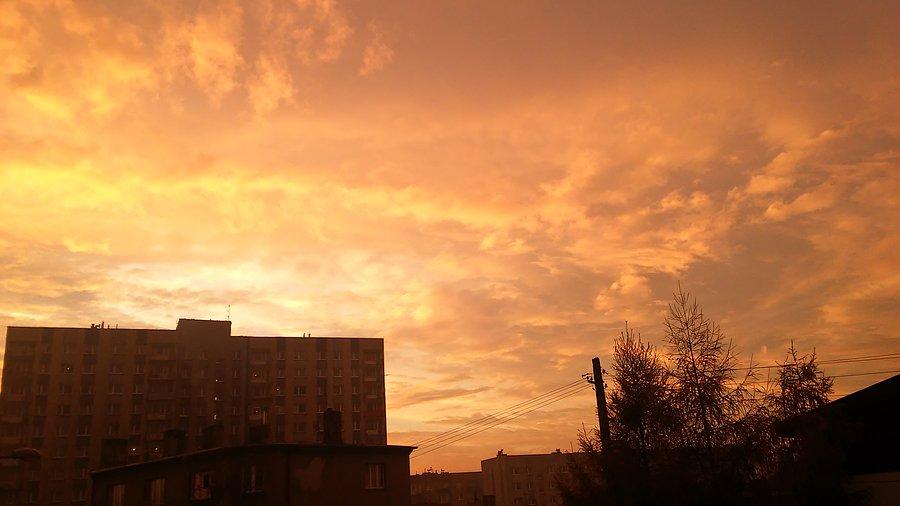 Czerwone niebo nad Piotrowicami