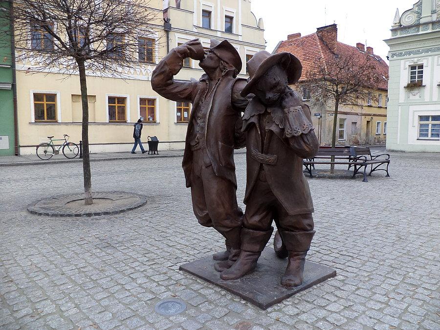 Miasteczko prawie wymarłe w godzinach pracy, ale nudno nie jest