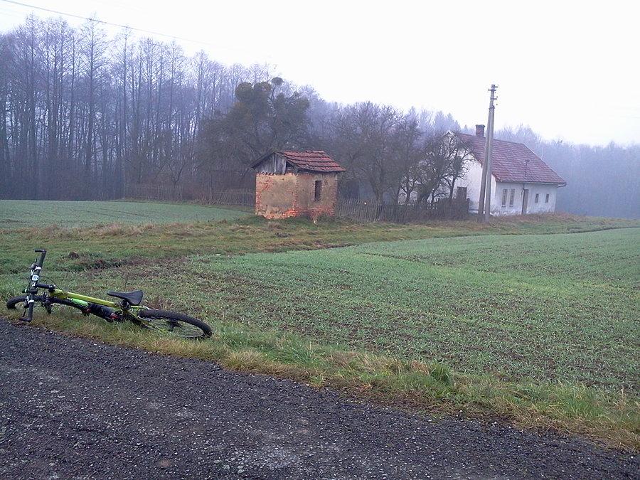 Bukowice, ten mały domek też był wiatrakiem i miał koło z łopatami