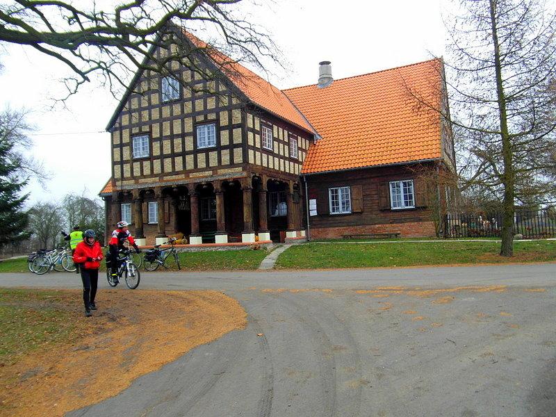 Dom podcieniowy projektu Petera Loewena w miejscowości Marynowy