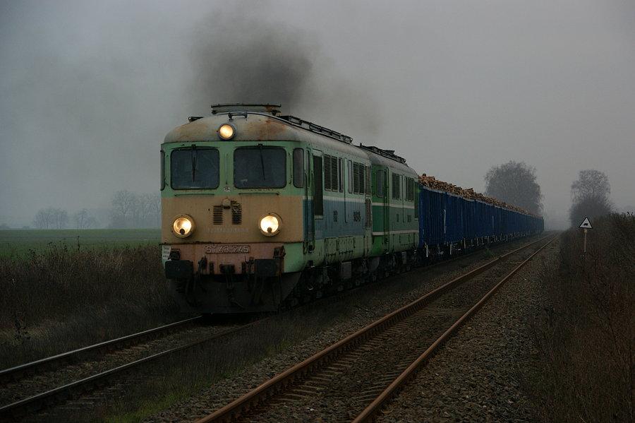 ST43-245 i ST43-217 z drewnem do Hnevic (Czechy) pokonują wzniesienie Pomiędzy Twardawą a Głogówkiem