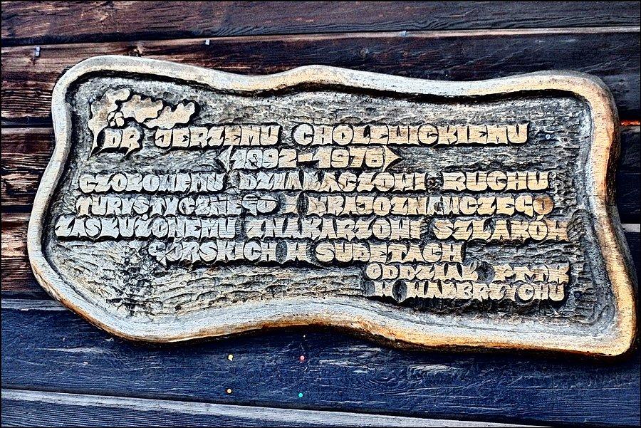 Tablica pamiątkowa na ścianie przy wejściu