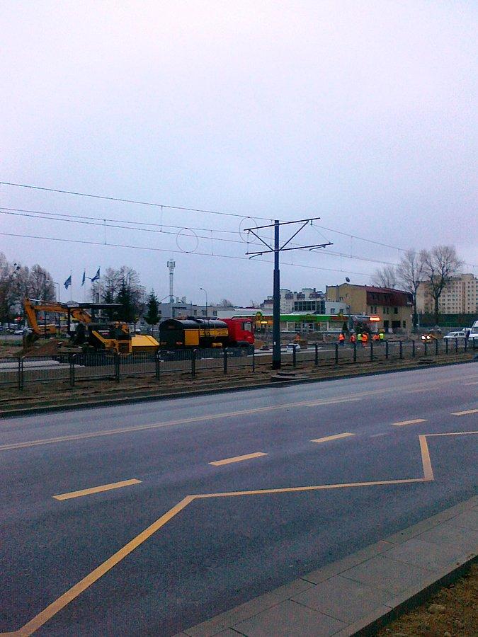 Na budowie drogi tramwajowej pracują
