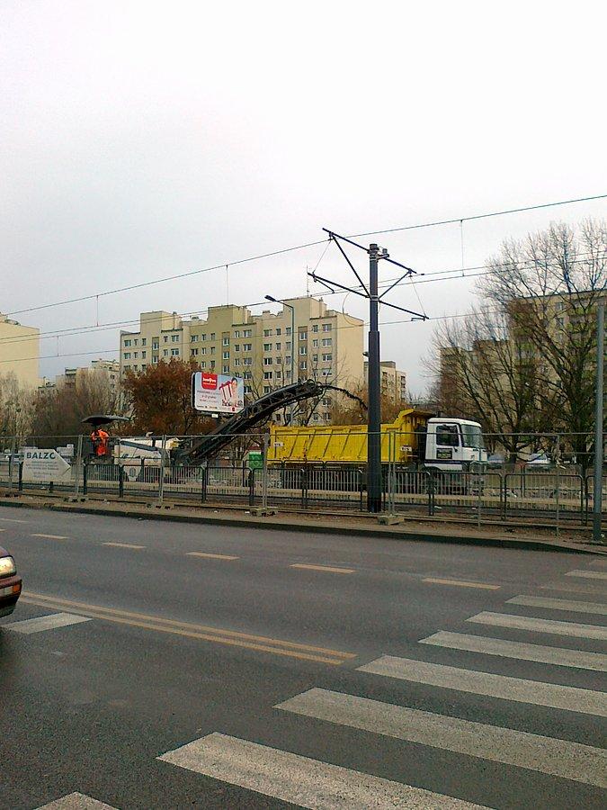 Na Powstańców Śląskich akurat "zwijal"i asfalt