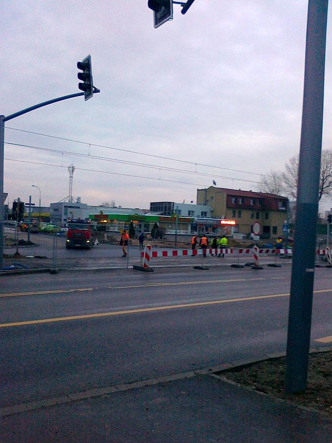 Praca na budowie linii tramwajowej wre nawet w niedzielę. Zamknęłi Wrocławską przy Hery