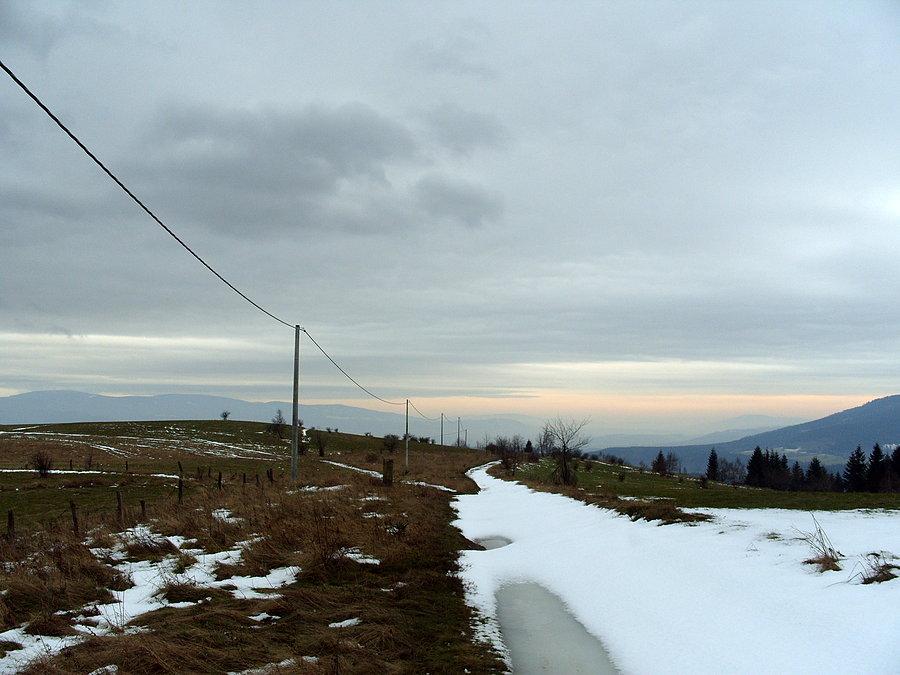 Dalej ruszam wzdłuż linii elektrycznej kawałkiem jeszcze żółtego szlaku przez fajne polany, aby dojechać do lasu gdzie koniec szlaku i drogi ;( i tu zaczyna się własna improwizacja może tędy a może tamtędy ;)