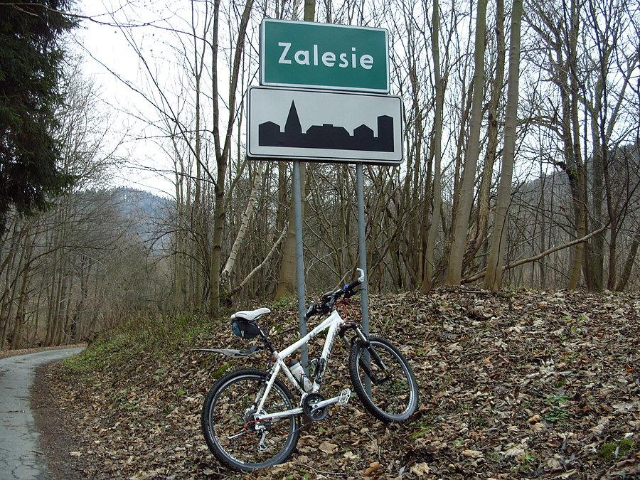 Gdzie po jakiś 2km dostrzegam w oddali jakiś pozorny asfalt i okazuje sie że wylądowałem w Zalesiu a stąd to już do domciu szybko na grzane piwko z sokiem ;) uczcić 5 tysi ;) i wysuszyć buty które bez mojej zgody przepuściły wodę ;)