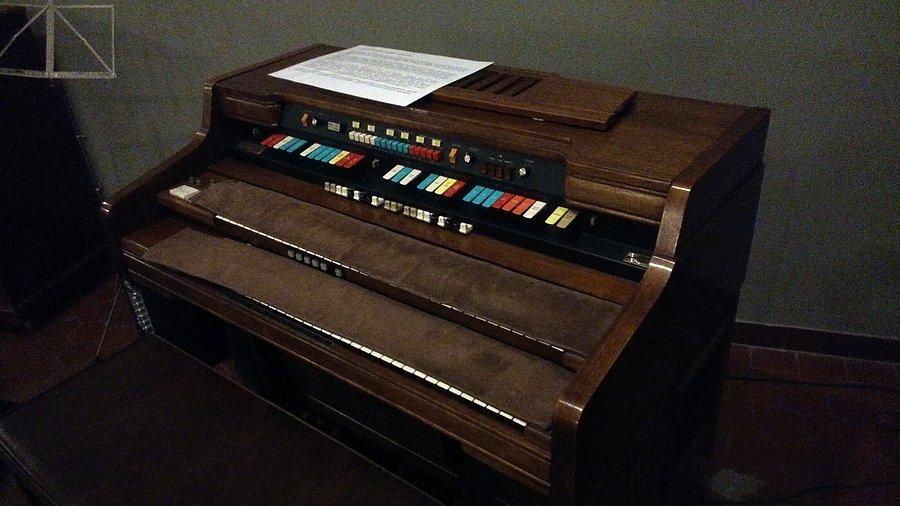 Organy elektroniczne „HAMMOND COMMODORE”