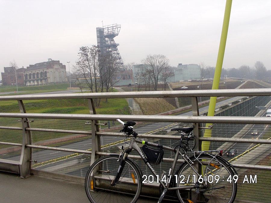 Na kładce nad Aleją Walentego Roździeńskiego. W tle wieża wyciągowa dawnej Kopalni Katowice i budowane Muzeum Śląskie. W dole widać wylot tunelu pod Rondem