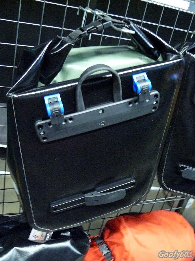 Nowy system mocowania sakw. Czy lepszy od metalowego haka? Czas pokaże