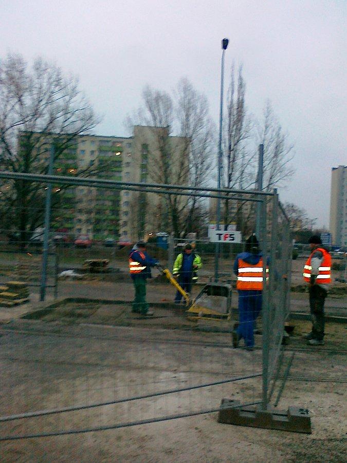 Na budowie trasy tramwajowej nadal pracują