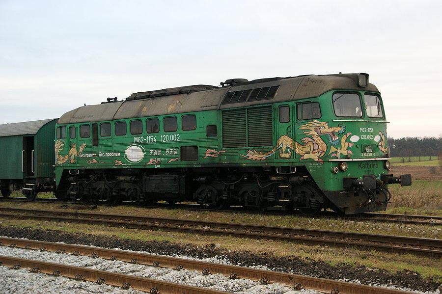 M62-1154 czeka na przejazd pociągów osobowych