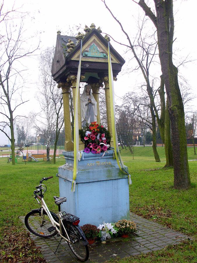 Kapliczka maryjna przy ulicy Mariańskiej w Chorzowie