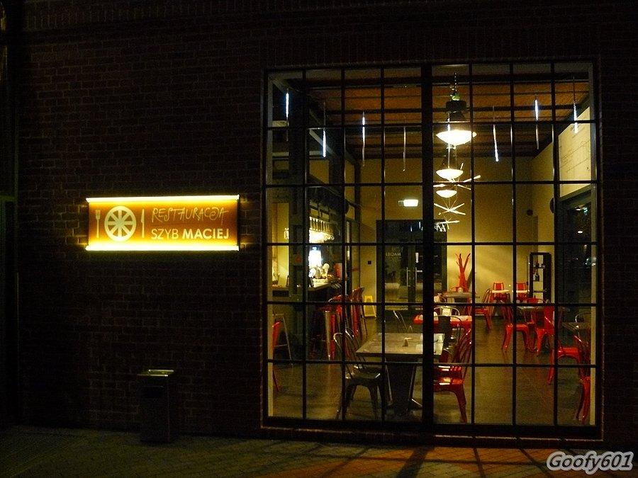 Klimatyczna restauracja w nadszybiu :)