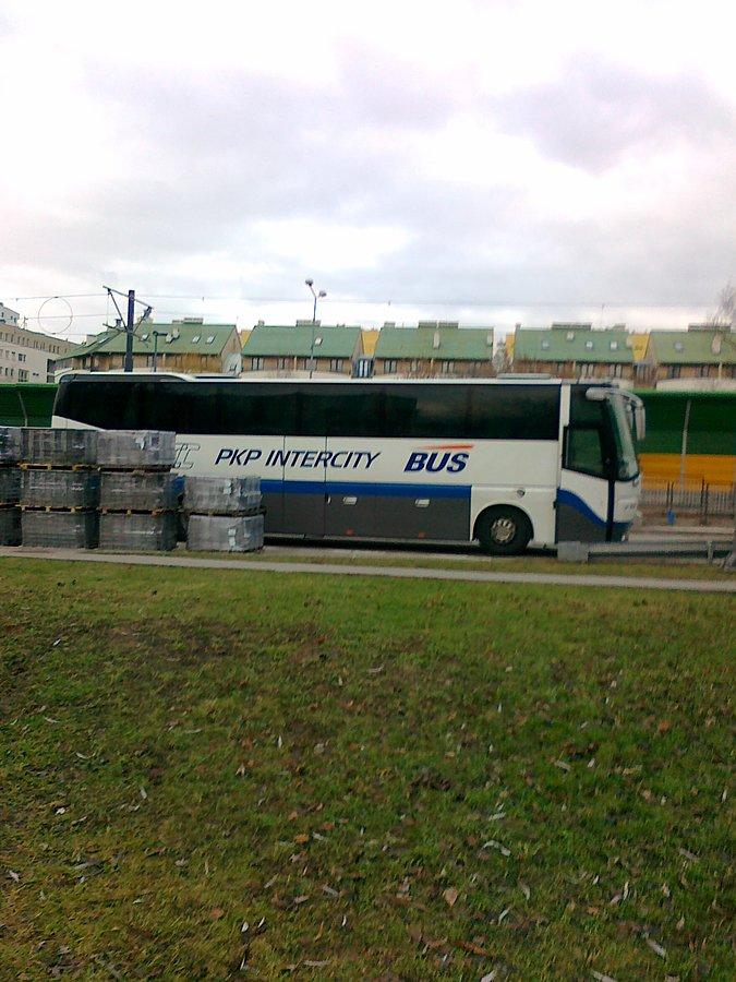 Autobus Intercity na budowie trasy tramwajowej , a może to będzie Pendolino nie tramwaj :)