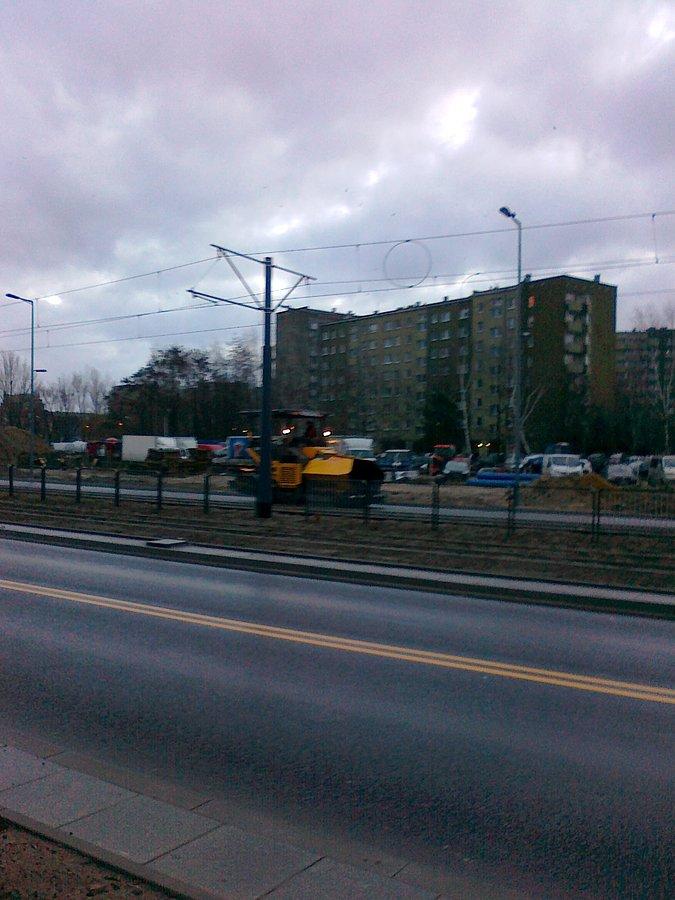 Maszyna pracująca na torach tramwajowych