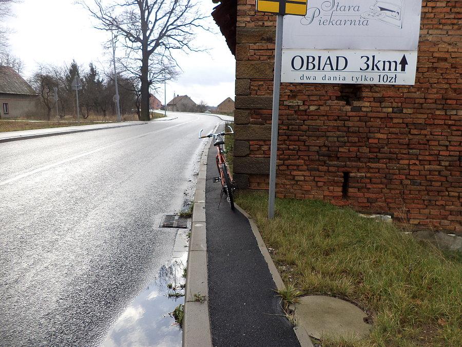 Zwężenie zwężonej części DDR - kierownica wystaje na drogę. ;] Dobre tylko dla monocykli ;p