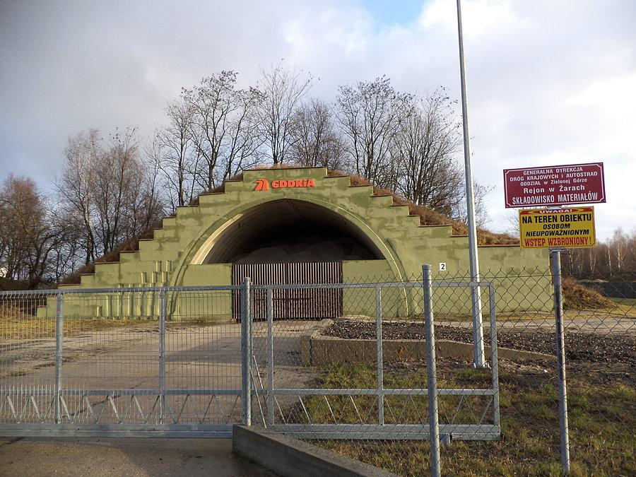 Wiele poradzieckich hangarów zagospodarowano, chociaż pierwsze widzę hangar w roli państwowej "instytucji" ;)