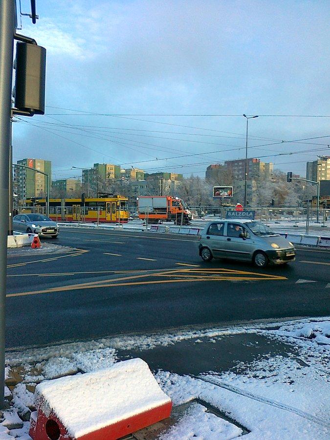 Samochód na torach ( ma specjalne koła ) ściąga zepsuty tramwaj