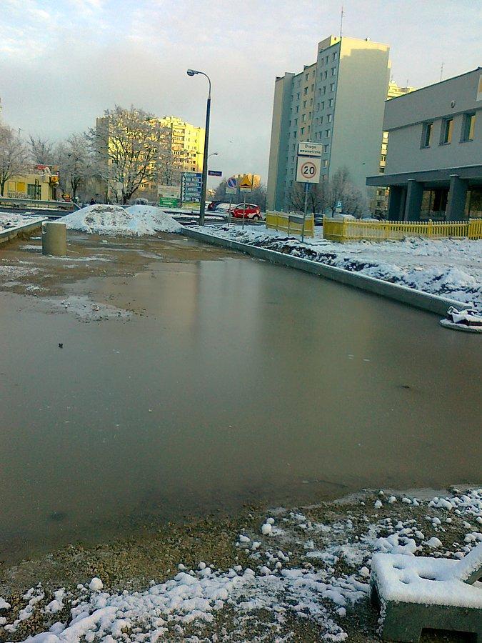 Po deszczu przymroziło i na budowie drogi zrobiło się lodowisko