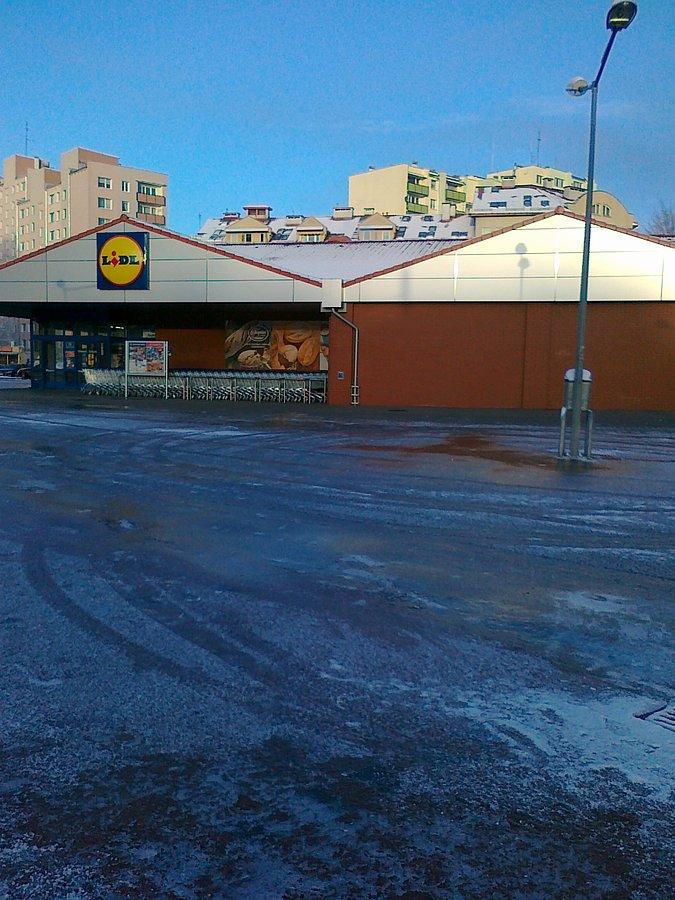 Oblodzony parking przy Lidlu
