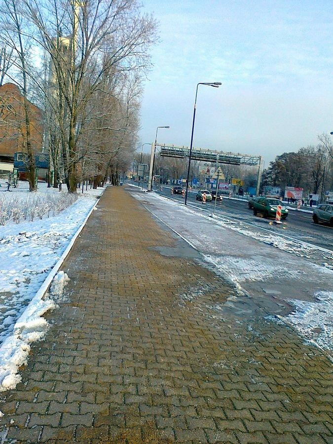 Obiecywali nam coś, czy zdawało mi się. Zostało po staremu, odśniezony tylko chodnik