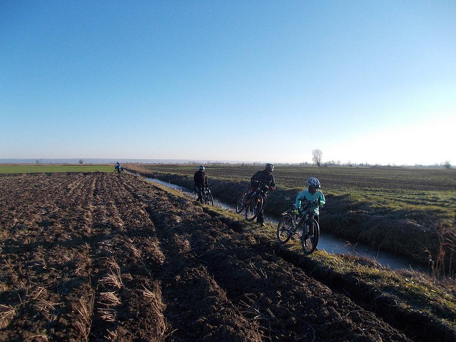 Kawałek drogi pokonujemy z buta