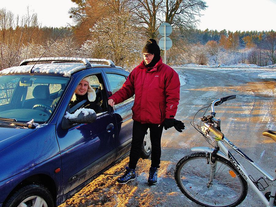Pierwszy śnieg tej zimy. Asi syn w samochodzie, przyjechał robić zdjęcia w lesie