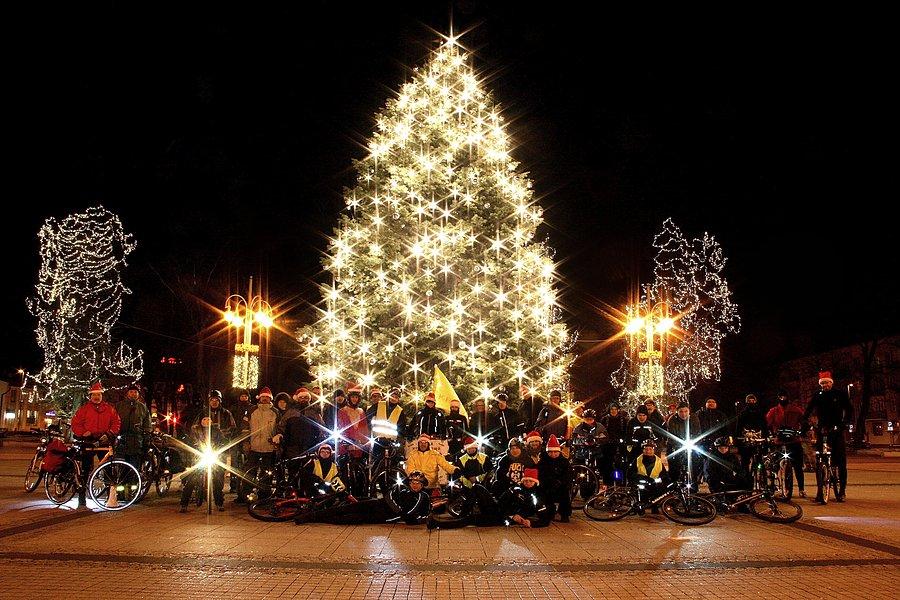 Rodzinne, świąteczne zdjęcie uczestników 106 Częstochowskiej Masy Krytycznej