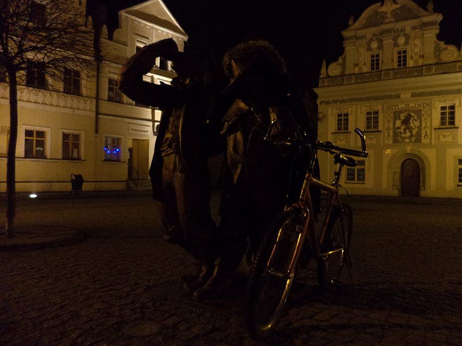 Oddałem temu Kotu swoją kufajkę i rower :)