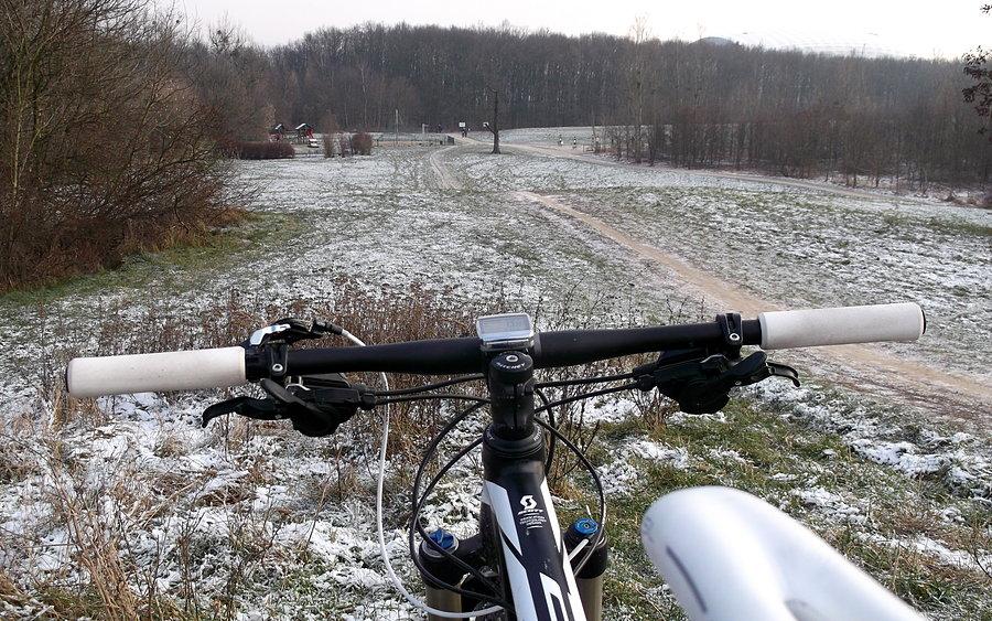Górka w Lasku Marcelińskim. W nocy odrobina śniegu spadła