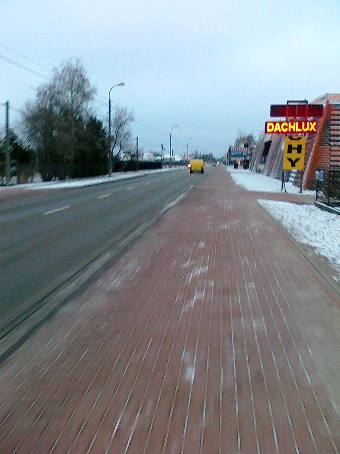 Czysta droga pieszo-rowerowa na Warszawskiej