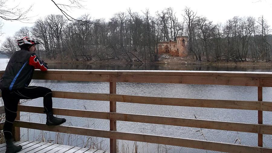 Pauza przy Wyspie Zamkowej na rozgrzanie stóp i dłoni
