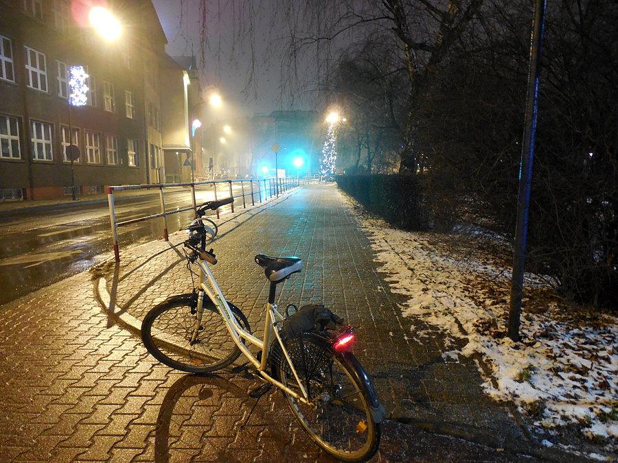 Tafla lodu na chodniku wzdłuż ulicy Dąbrowskiego w Chorzowie (po lewej moje liceum - "Słowak")