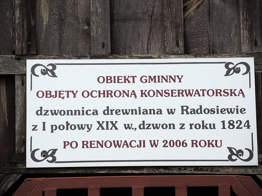 Tablica informacyjna na dzwonnicy w Radosiewie