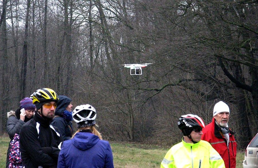 Dron kręcił film