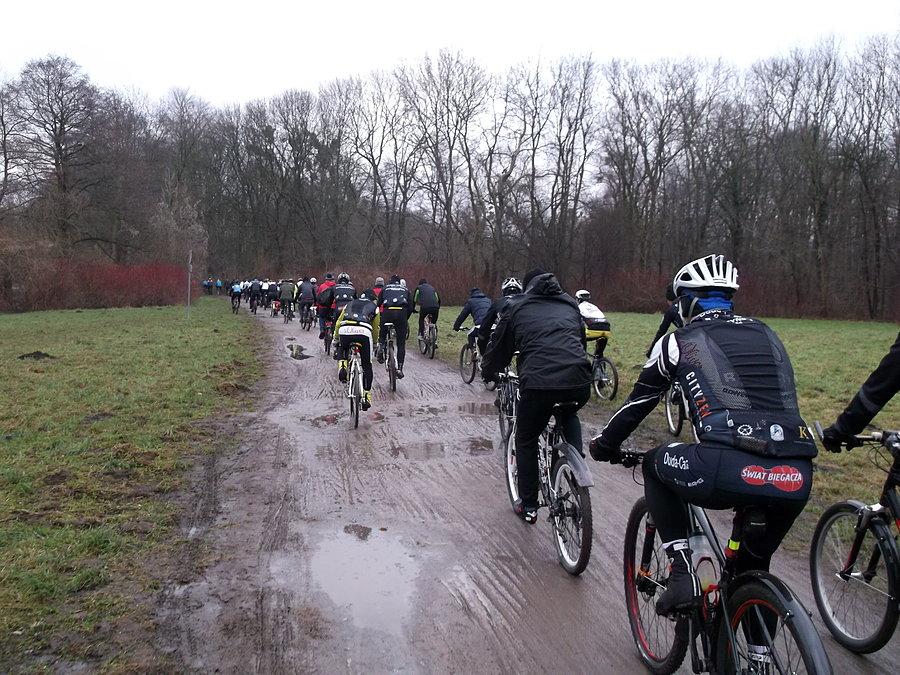 Spory peletonik. Błotka jak w MTB nie brakowało