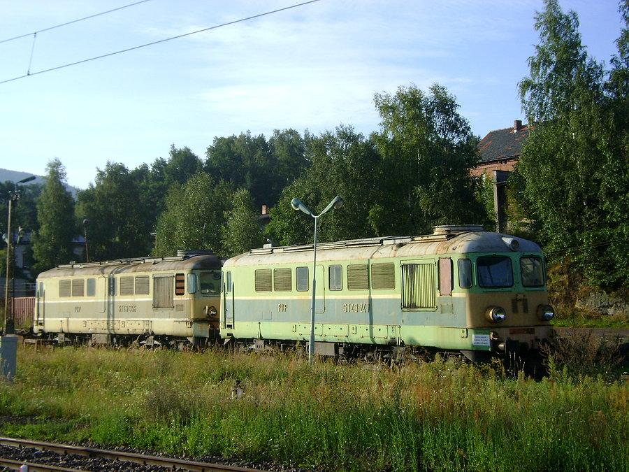 ST43-356 i ST43-247 oczekują na "lepsze czasy" na wałbrzyskiej stacji