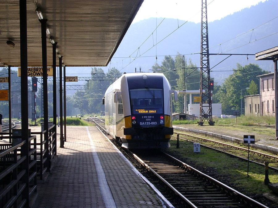 SA135-003 na stacji Wałbrzych Główny