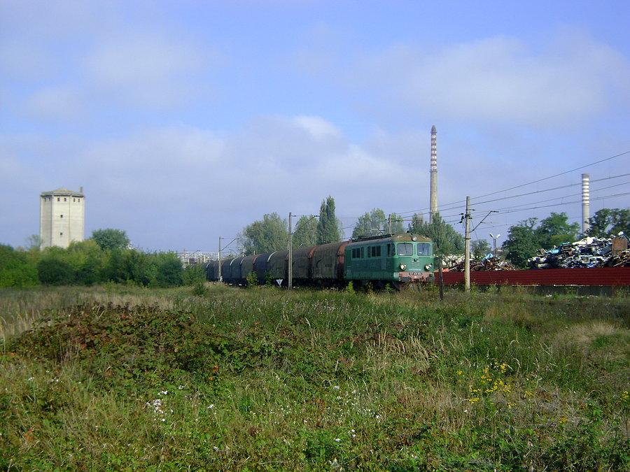 ST43-194 wyjeżdża z Tomaszowa Mazowieckiego