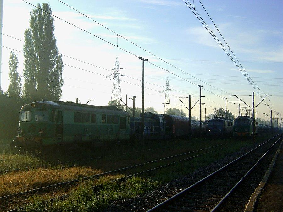 Poranny szczyt na stacji Tomaszów Mazowiecki czyli ST43-364+SM42-816 oraz EU07-337 i ET22-839