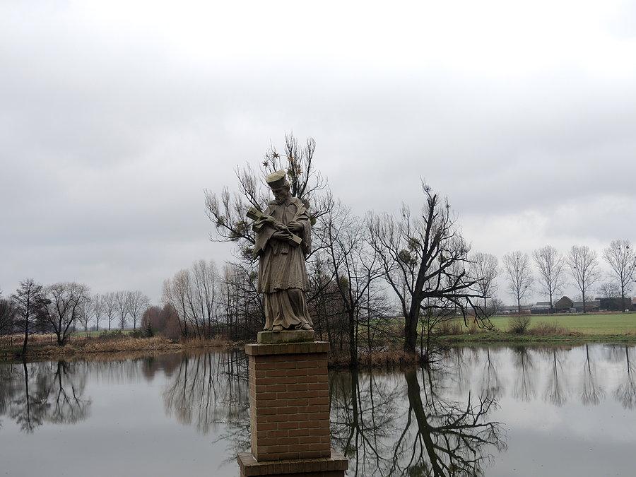 Figura św. Jana Nepomucena w Sławnie