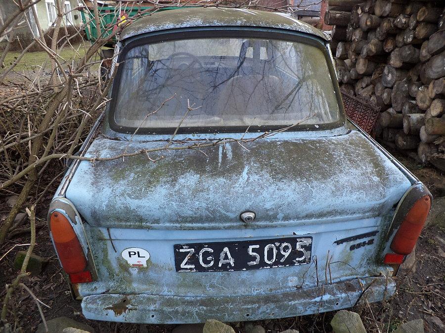 Tablica z końca lat 70-tych a fura przecież może być jeszcze starsza. "PeeLka" od Orlenu sugeruje, że do niedawna jeszcze to jeździło