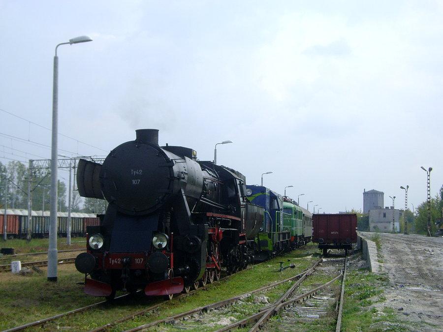 Ty42-107+SM31-113+EU06-01 na stacji Tomaszów Mazowiecki