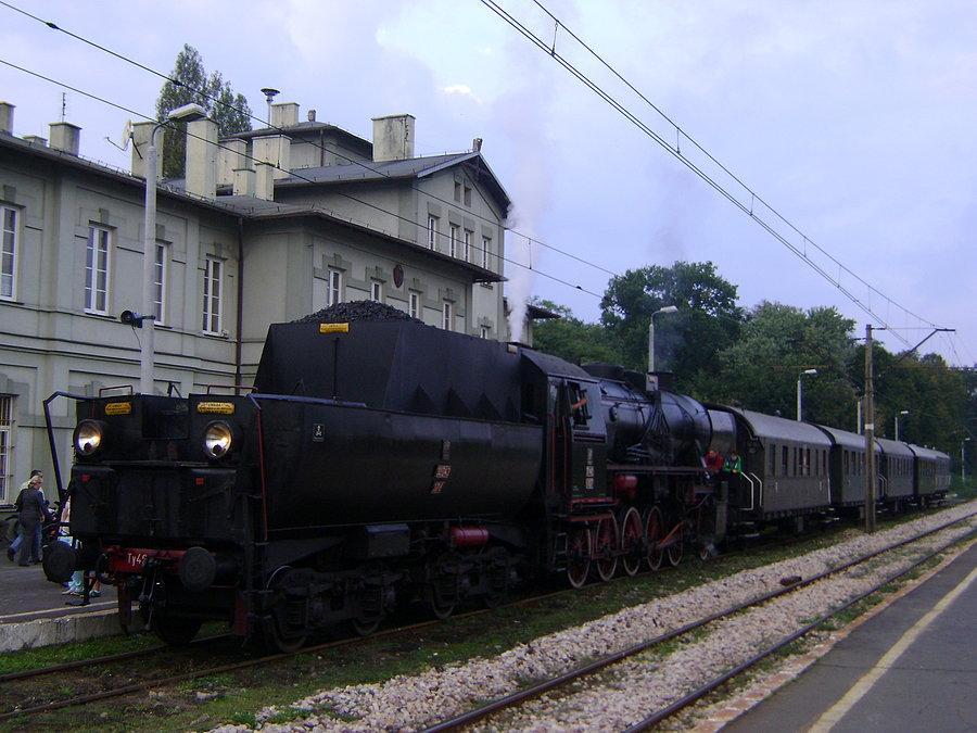 Ty42-107 ze składem retro oczekuje godziny odjazdu ze stacji Tomaszów Mazowiecki do Spały