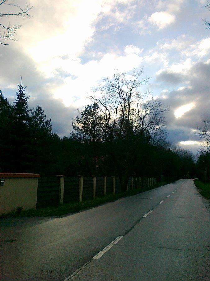 Słońce przebija się przez chmury