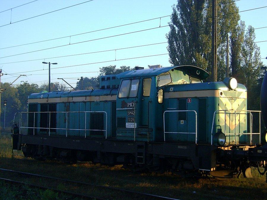 SM42-1028 oczekuje na dalszą drogę do Czerwieńska na stacji Tomaszów Mazowiecki