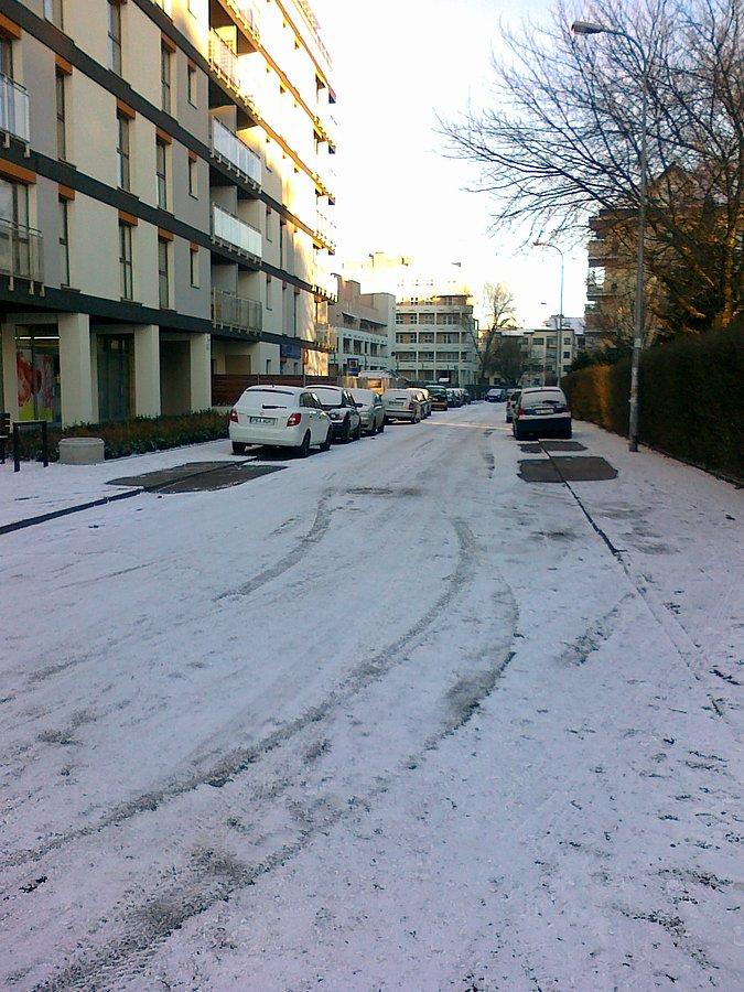 Miejskie drogi na osiedlu tym razem białe