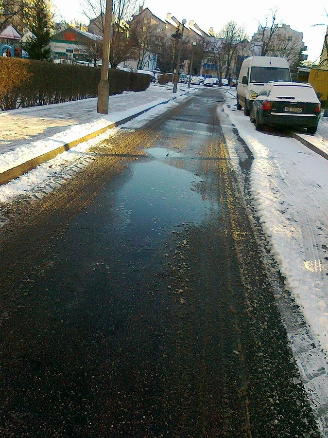 Uliczka pod blokiem tym razem aż czarna